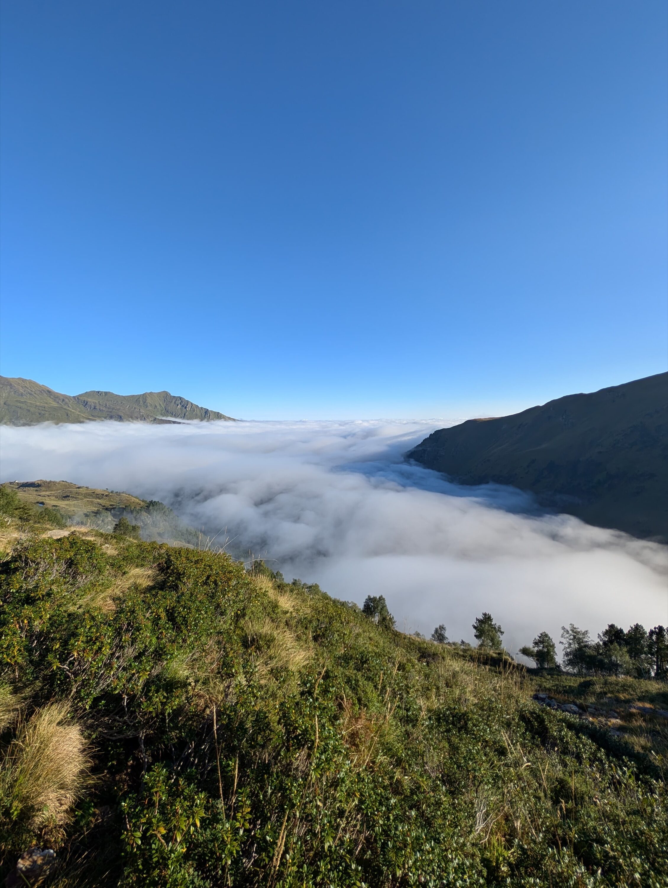 Cirque de montagne sous un ciel bleu