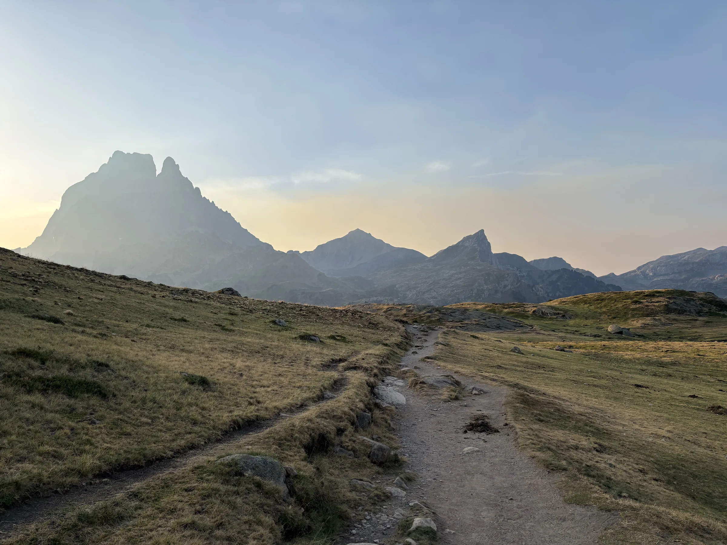 Sentier menant vers les sommets des Pyrénées