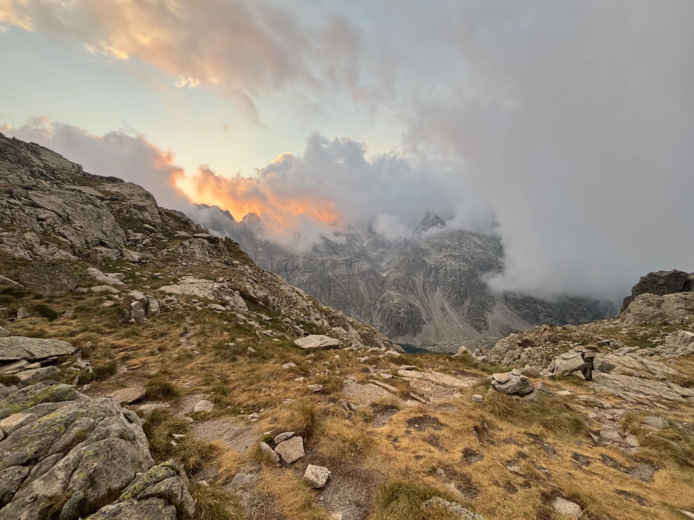 Nuages éclairés au-dessus des montagnes