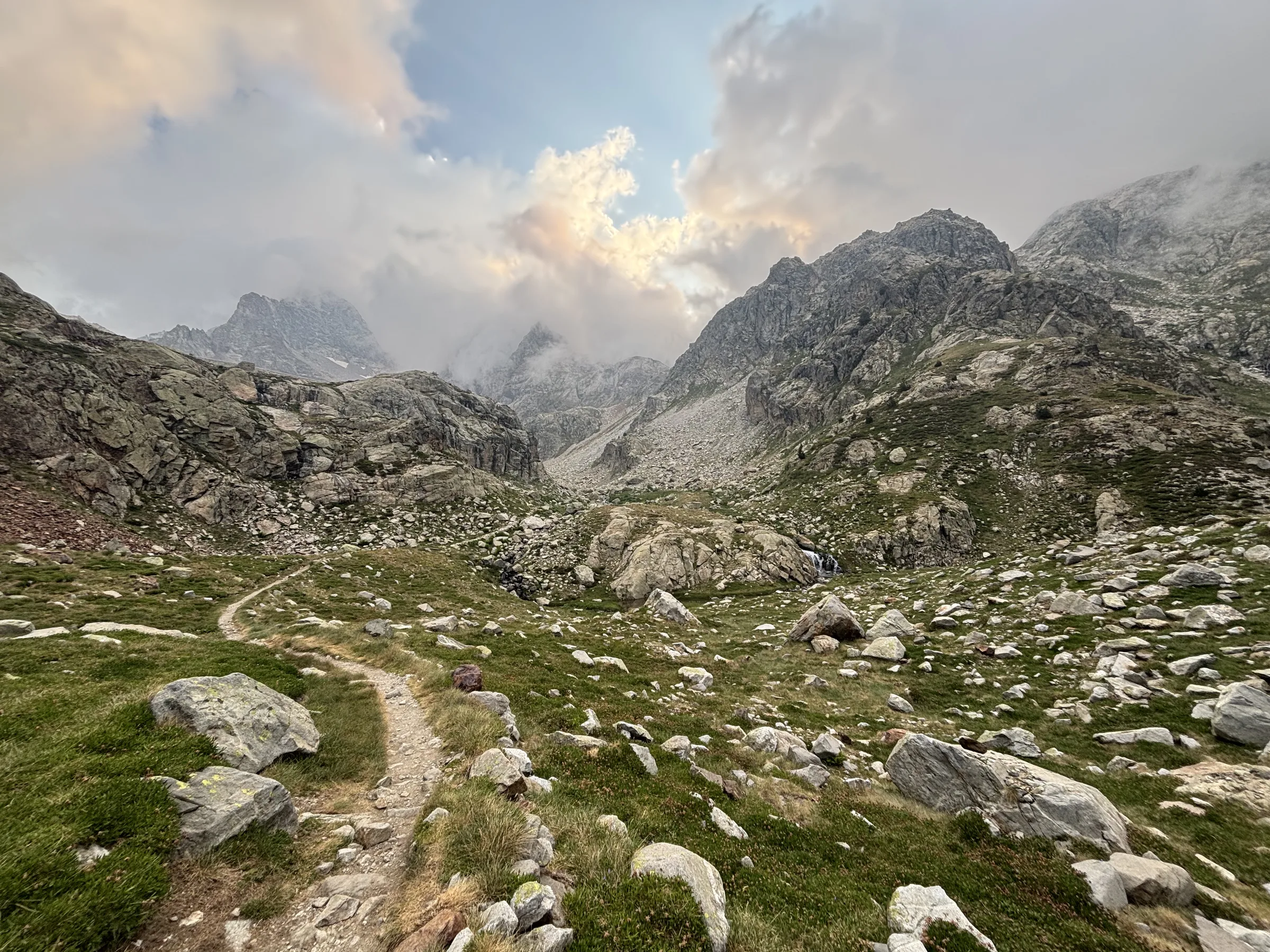 Chemin dans un vallon rocheux