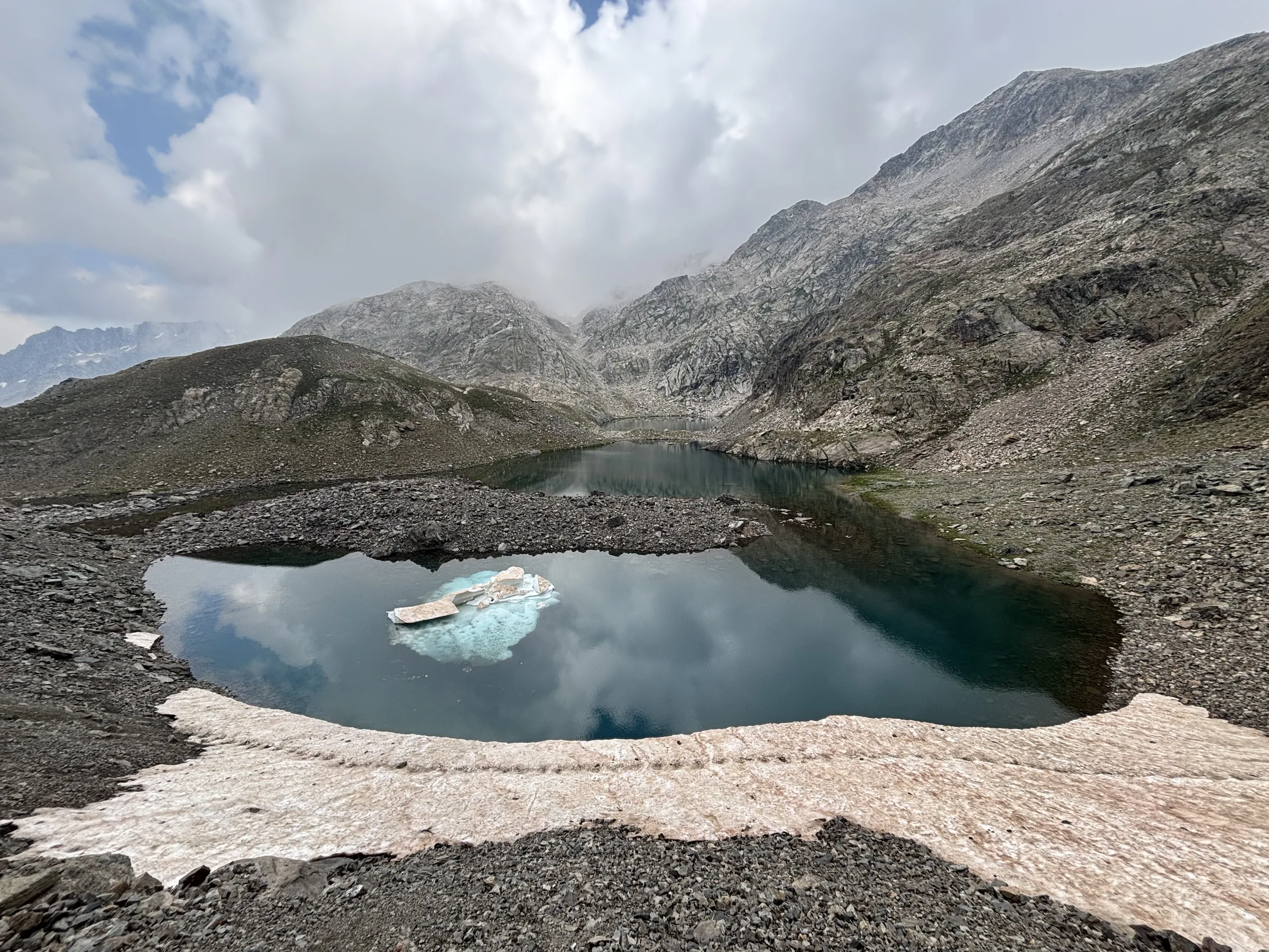 Lac de montagne entouré de neige